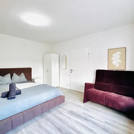 Cozy 2br & Lr With Balcony Near Museum Gugging *