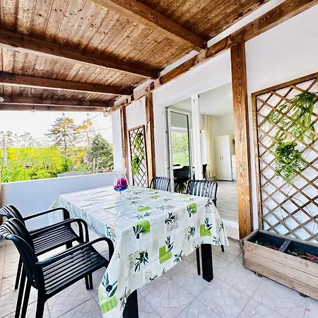 Cozy 2br & Lr With Balcony Near Museum Gugging *