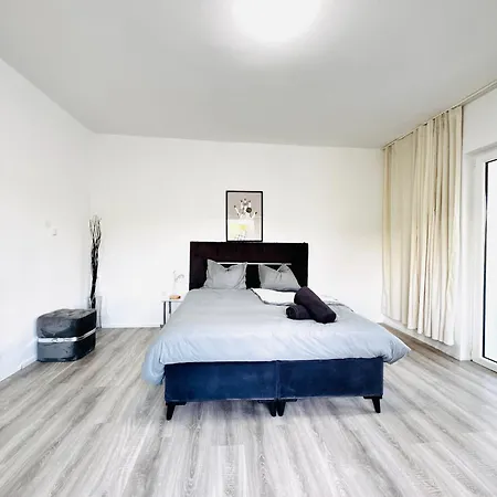 Cozy 2br & Lr With Balcony Near Museum Gugging Διαμέρισμα