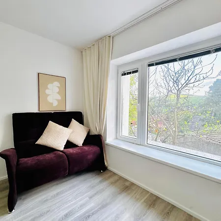 Cozy 2br & Lr With Balcony Near Museum Gugging