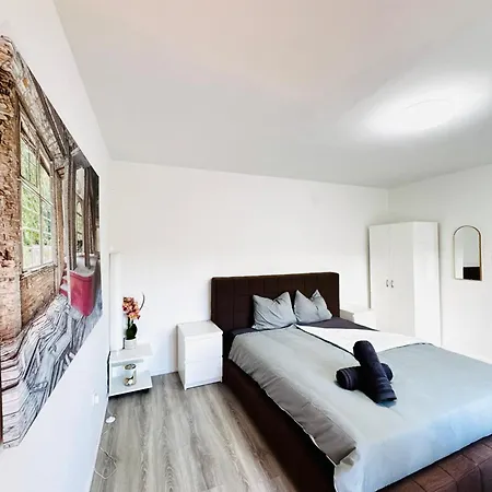 Cozy 2br & Lr With Balcony Near Museum Gugging Διαμέρισμα