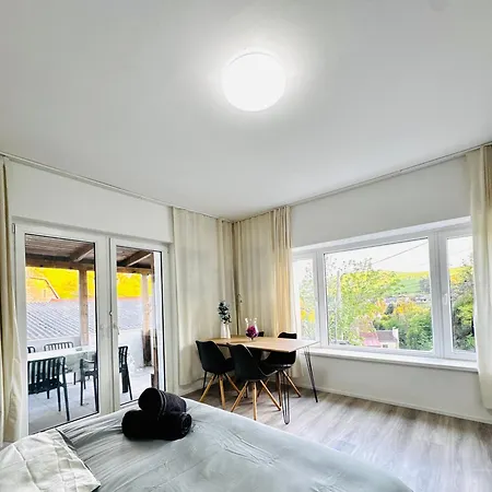Cozy 2br & Lr With Balcony Near Museum Gugging Διαμέρισμα