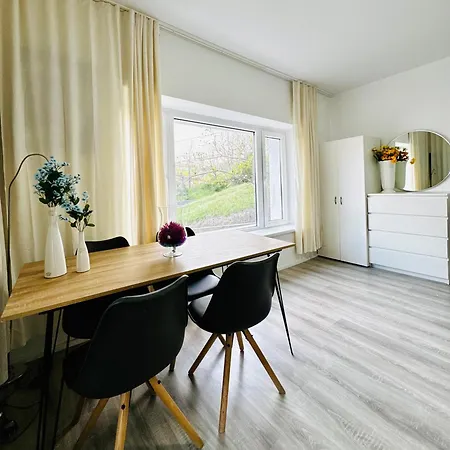 Cozy 2br & Lr With Balcony Near Museum Gugging