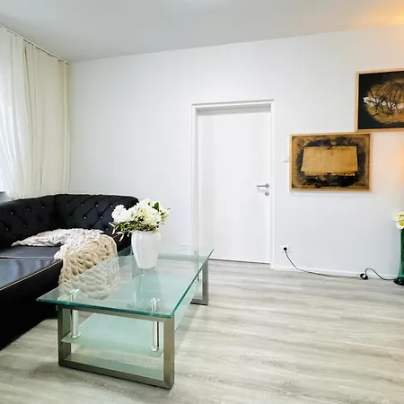 Cozy 2br & Lr With Balcony Near Museum Gugging Διαμέρισμα *