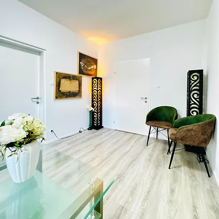 Cozy 2br & Lr With Balcony Near Museum Gugging