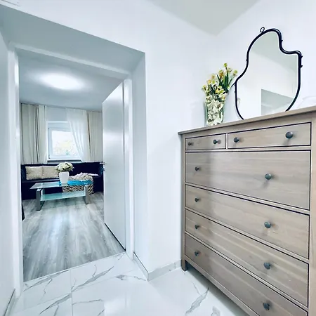 Cozy 2br & Lr With Balcony Near Museum Gugging דירה