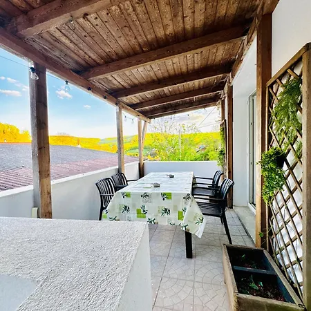 Cozy 2br & Lr With Balcony Near Museum Gugging