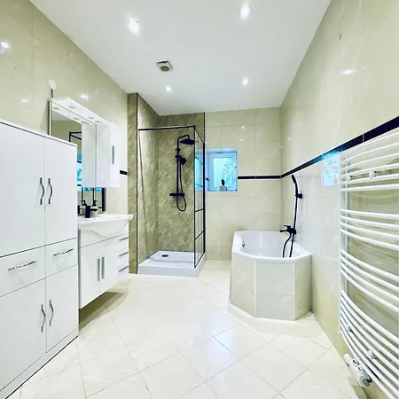 דירה Cozy 2br & Lr With Balcony Near Museum Gugging קלוסטרניובורג